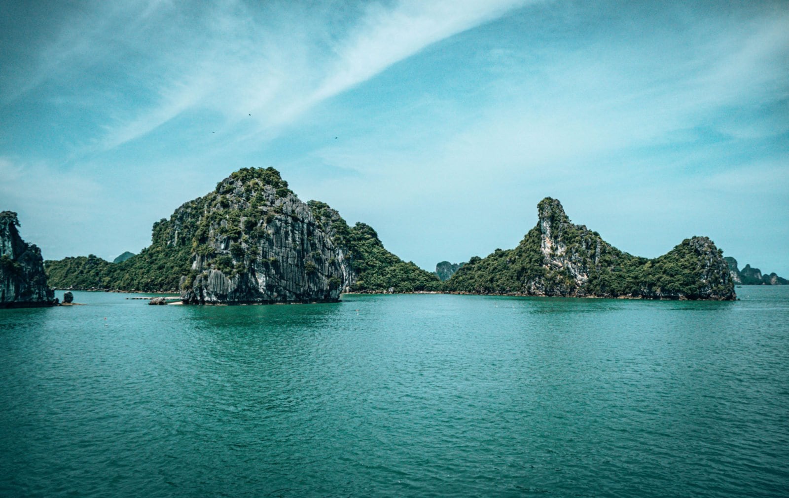 Bai Tu Long Bay tour, limestone cliffs